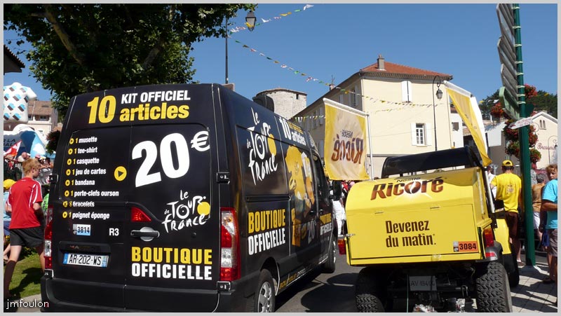 tour-france-75web.jpg - Autre vue aux abords du rond point. Le stock de recorée frappée !