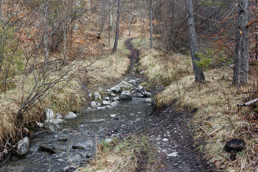 caire-tr-fistoire_07.jpg - Le sentier traverse le torrent en plusieurs endroits