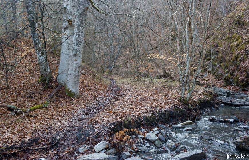 caire-tr-fistoire_10.jpg - Autre vue sur le sentier et le torrent