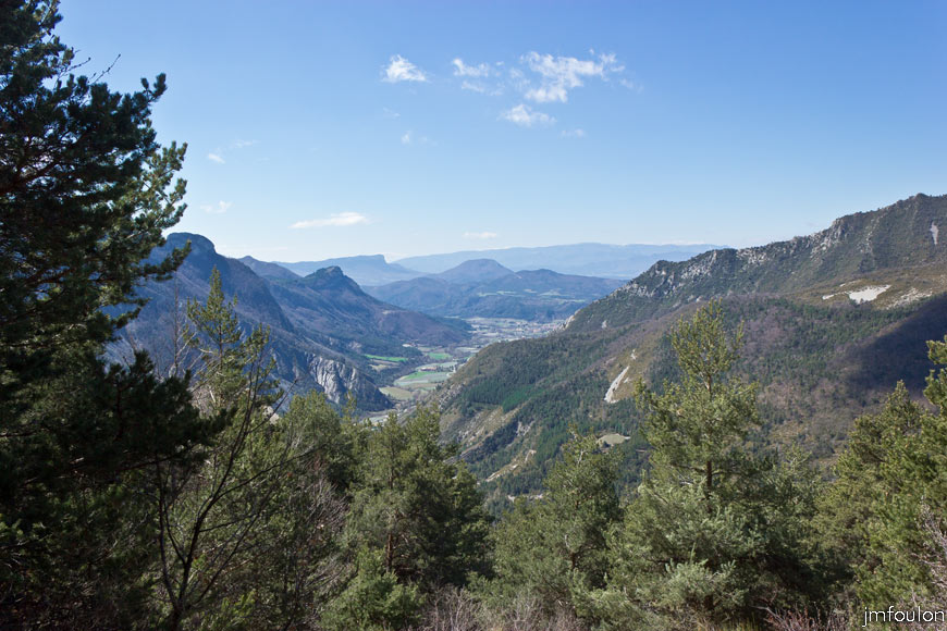 caire-tr-fistoire_31.jpg - D'ici, la vue est à couper le souffle. Au loin Gache (1357m) et Lure (1826m). Au centre Hongrie (1189 m ) et le plateau de Melve. A droite au 1er plan Le Grand Devin (1374 m). Dessous, le Grand Vallon et le village de la Motte du Caire. Le Caire d'ou nous sommes partis se trouve juste derrière la colline au centre au 1er plan