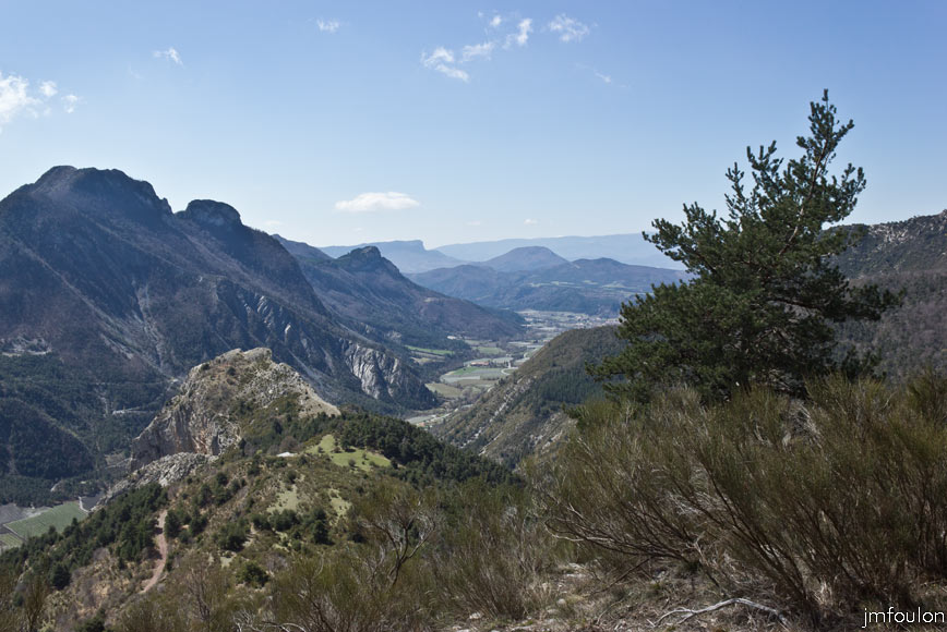 caire-tr-fistoire_32.jpg - A gauche Jalinier (1466 m). Au 1er plan à gauche la Fougère (1119 m) ou se trouve la Via Ferrata de la Grande Fistoire