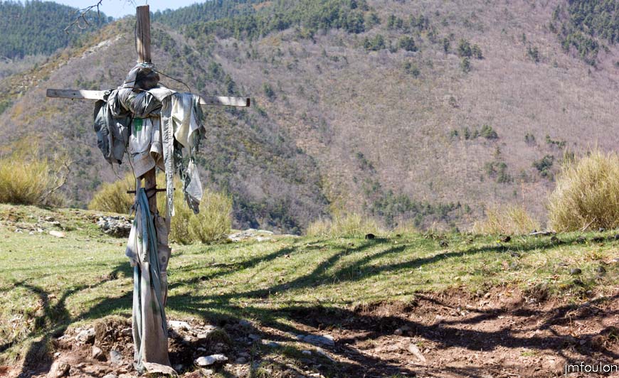 caire-tr-fistoire_40.jpg - Curieuse croix près de la bergerie de la Fougère