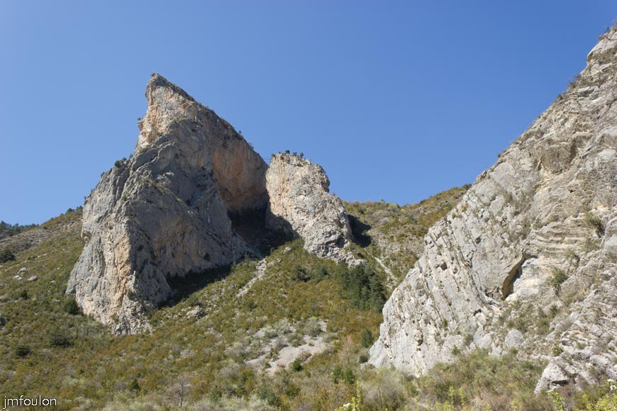 caire-tr-fistoire_46.jpg - La Fougère - Site de la Via Ferrata de la Grande Fistoire (vue vers l'Ouest). A droite, les cheminées (893 m)