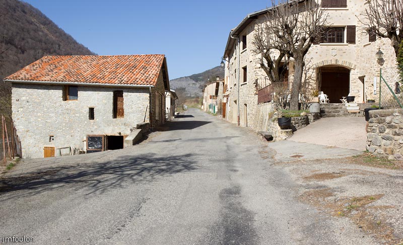 tour-tete-pape-09.jpg - Gigors est traversé par la D 951 qui fait la jonction entre Sisteron et Turriers