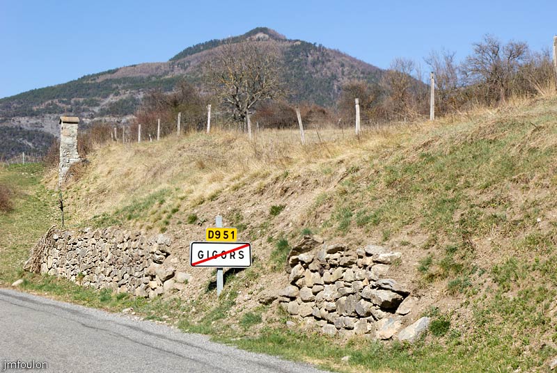 tour-tete-pape-10.jpg - Sortie Ouest de Gigors. Le sentier que nous allons empreinter commence ici