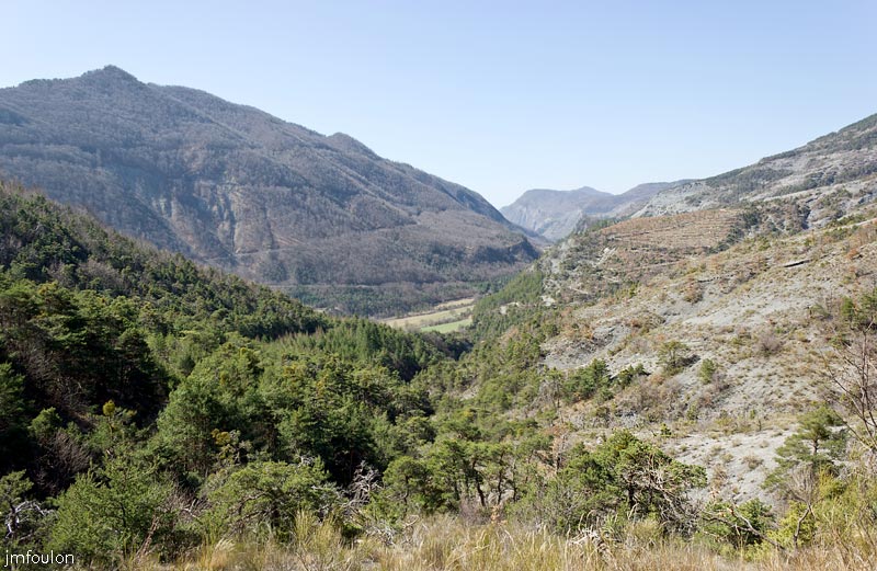 tour-tete-pape-18.jpg - Vue vers l'Ouest. On voit bien ici le dénivelé depuis la vallée d'ou nous sommes partis. A gauche les Têtes de la PLane (1446m) et de Louberie (1541m)