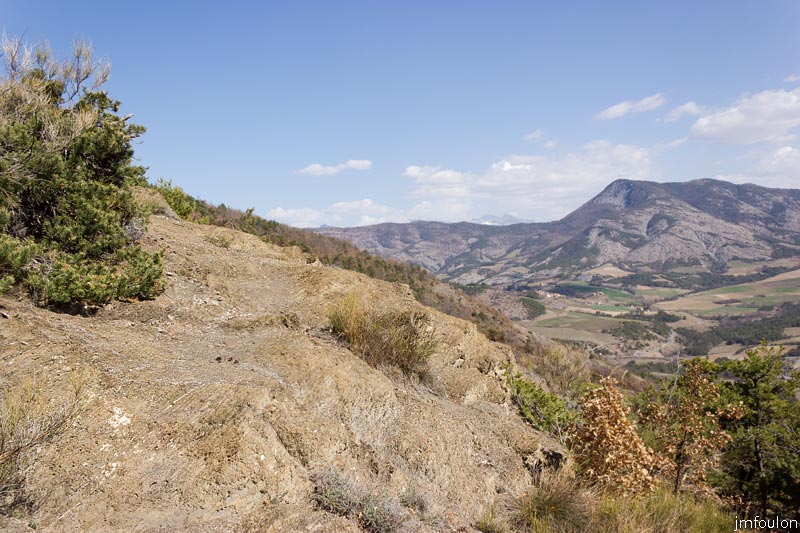 tour-tete-pape-44.jpg - Vue vers le Nord. Le sentier passe sur la roche à gauche. (vue est à contresens de la marche)