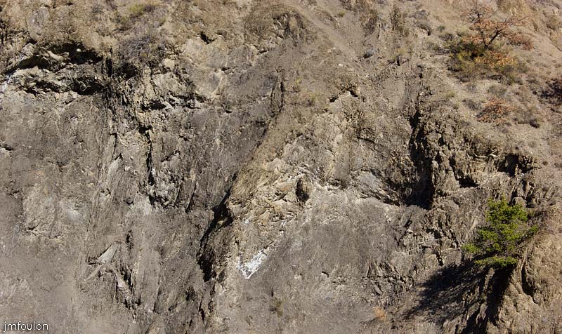 tour-tete-pape-52.jpg - Aspect de la roche à l'adret de la Tête du Pape. Je vois deux yeux clos et un nez. Et vous ? ...