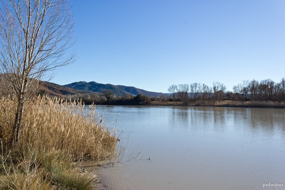 tr-lac-chateau-04.jpg - Vue sur le lac au niveau de Volonne
