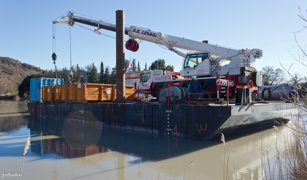 tr-lac-chateau-07.jpg - Barge servant aux travaux au pied du barrage