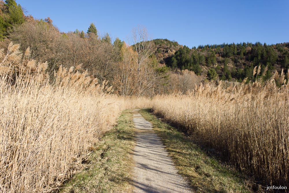 tr-lac-chateau-09.jpg - Le sentier à la sortie de Volonne