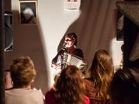 Le K'féQuoi - 28 novembre 2015  Accornichons en solo à l'accordéon devant le bar pendant le changement de plateau