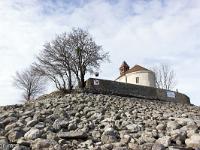 Lac de Serre-Ponçon  Chapelle Saint Michel (XVIIe) - La chapelle date du XVIIe. Elle se trouve depuis la mise en eau du barrage de Serre-Ponçon sur une île. Elle fut sauvée lors de la mise en eau du barrage de Serre-Ponçon car située au delà de la côte maximale de remplissage, contrairement au village de Savines qui fut détruit puis englouti sous les eaux. La quote du lac étant actuellement très basse, La chapelle est donc accéssible à pied, j'ai donc pu m'y rendre aisèment pour prendre quelques clichés dont cette croix.