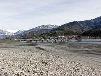 Lac de Serre-Ponçon  Le pont de Savines en hiver - Côte du lac au plus bas