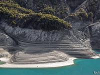 Lac de Serre-Ponçon  Vue depuis le belvédère de Le-Sauze-du-Lac - Zoom