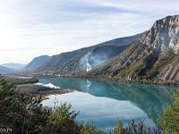 Lac de Serre-Ponçon  La Durance en amont du barrage. Au loin Espinasses
