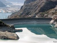 Lac de Serre-Ponçon  Le Barrage de Serre-Ponçon (Zoom depuis le belvédère de Le-Sauze-du-Lac)