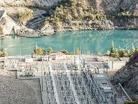 Lac de Serre-Ponçon  D'ici, le courant électrique est réparti vers les lignes HT -  1/2