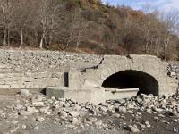 Lac de Serre-Ponçon  Vestiges de la fontaine et du lavoir d'Ubaye. Derrière se trouvaient l'église et le cimetière