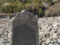 Lac de Serre-Ponçon  Souvenir de la famille Derbès - Stèle de 1863