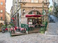 Lyon  Quartier Saint Georges - Place de la Trinité.  La montée du Gourguillon à droite. A gauche, la rue Saint Georges