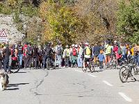 Sacrée Méouge - Edition 17  Arrivée au niveau des marmittes ou se trouvent la buvette, les stands de nourriture et un manège pour les petits ...