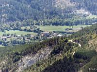 Montagne de Chabre  Vue sur le village de Barret-sur Méouge ex Barret-le-Bas (vallée de la Méouge) ...