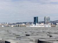 MUCEM Marseille  Vue sur le toit du MUCEM. Au loin la tour CMA-CGM