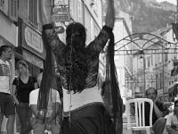 Noir & Blanc - Scènes de Vie  Le temps d'un Etreinte - Spectacle dans la rue à Sisteron 1/4