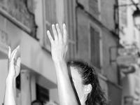 Noir & Blanc - Scènes de Vie  Le temps d'un Etreinte - Spectacle dans la rue à Sisteron 2/4