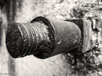 Noir & Blanc - Photos en vrac  Gond dans un mur de la citadelle de Sisteron