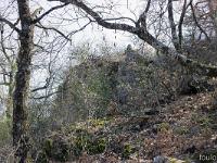 Vestiges du château de Châteauneuf de Chabre - XIIIe  Vestiges du village médiéval au Nord du Château dont il ne reste que ce pan de mur