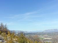 Les paysages  Le sentier. Au loin, les sommets enneigés du Parc des Ecrins