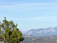 Les paysages  On loin au centre, le village perché d'Upaix