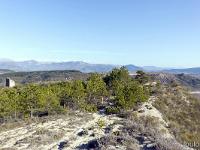 Vestiges du château de Châteauneuf de Chabre - XIIIe  Du château et du village il ne reste que le donjon (XIIIe). Au loin à droite, les ruines du château de Mison. C'est deux châteaux du fief des Meivouillons pouvaient communiquer entre eux par signaux. Ils surveillaient la vallée du Buech en contrebas.