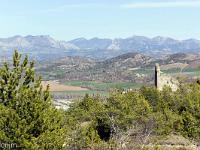 Vestiges du château de Châteauneuf de Chabre - XIIIe  Façade Ouest du donjon. La légende du baron de Meivouillon raconte que le seigneur de ces lieux qui terrosirait la région eu l'âme emportée par le diable qui détruisit également le château.