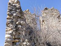 Vestiges du château de Châteauneuf de Chabre - XIIIe  Les façades Sud (ici) et Est sont écroulées