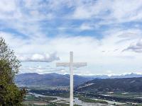 Plateau de Ganagobie (04)  L'allée des Moines, sa croix blanche et la vallée de la Durance qui s'offre à notre regard ...