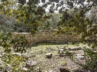 Plateau de Ganagobie (04)  Chapelle Saint-Martin - Côté Est. A gauche, l'abside ...