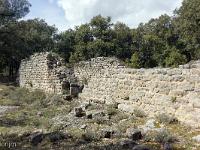 Plateau de Ganagobie (04)  Chapelle Saint-Martin - Est. Elle est recoupée en son centre par un mur de refend qui détermine deux espaces différents ...