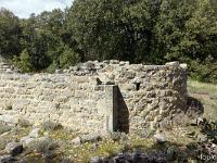 Plateau de Ganagobie (04)  Chapelle Saint-Martin - Est. L'abside qui donne sur le Nord. Son sol était relevé d'une marche par rapport à celui de la nef ...