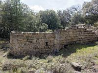 Plateau de Ganagobie (04)  Chapelle Saint-Martin - Ouest. L'abside et une partie du mur Ouest ...