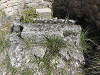 Plateau de Ganagobie (04)  Chapelle Saint-Martin - Pierre (vestige de l'autel ?) dans l'abside ...