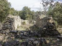 Plateau de Ganagobie (04)  Chapelle Saint-Martin - Vue sur la chapelle depuis le Sud. On voit ici l'imposante largeur des murs Ouest et Est ...