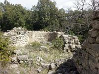 Plateau de Ganagobie (04)  Chapelle Saint-Martin - Vue sur l'abside depuis le centre de la chapelle. On voit ici les vestiges du mur de refend intérieur cité précédemment ...