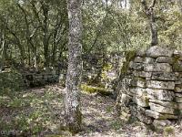 Plateau de Ganagobie (04)  Chapelle Saint-Martin - Un peu au Sud de la chapelle à quelques mètres, se trouve un mur arrondi couronné au sol par une sorte de banquette ...