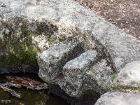 Plateau de Ganagobie (04)  La Fontaine aux Oiseaux - Le deux sont reliés par une goulotte ...