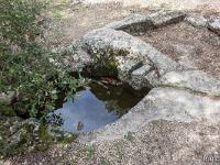 Plateau de Ganagobie (04)  La Fontaine aux Oiseaux - Un bassin supérieur carré, un bassin inférieur circulaire ...