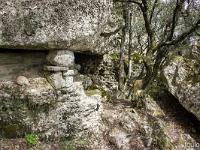 Plateau de Ganagobie (04)  Source sous la roche à l'Ouest de Villevielle 2/4 ...