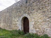 Plateau de Ganagobie (04)  Monastère ND de Ganagobie - Porte donnant sur l'ancien cimetière (Nord) ...